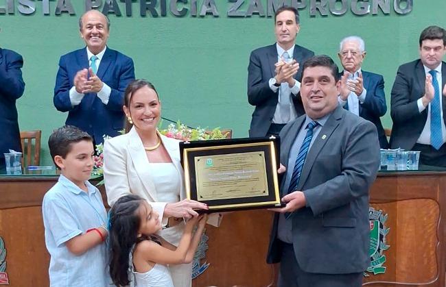 Procuradora-Geral de Contas, Leticia Feres recebe título de Cidadã Santarritense