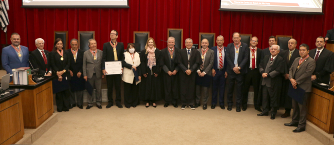 Tribunal de Contas homenageia servidores com outorga do Colar do Centenário