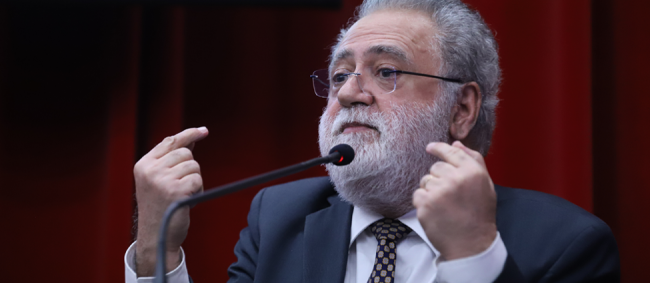 Palestra debate desafios da democracia, uso da IA e evolução do Direito no país