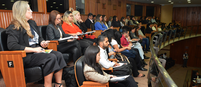 Universitários participam de visita monitorada no TCE