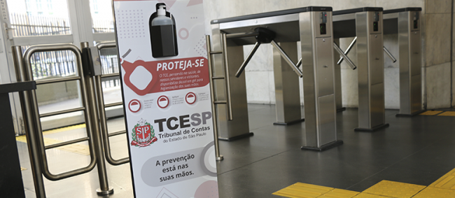Tribunal instala dispensers de álcool gel com pedal