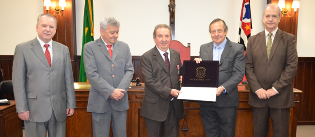 Secretário-Diretor Geral recebe homenagem do TJM-SP