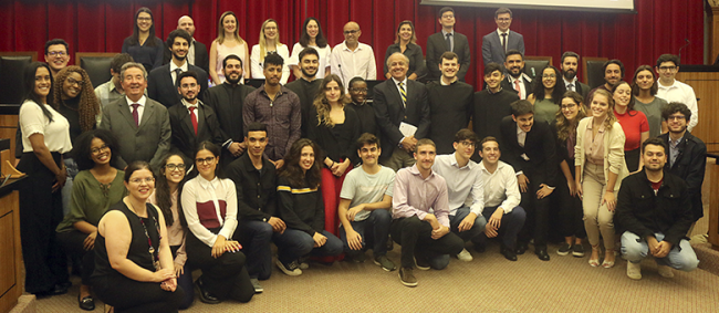 Estudantes simulam sessão de julgamento no Tribunal de Contas