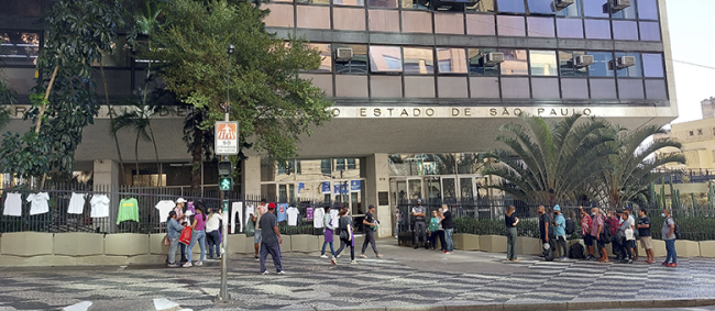 Varal solidário do TCE distribui mais de 1,5 mil roupas no Centro de SP