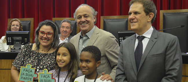 TCE entrega prêmio a alunos vencedores de concurso de quadrinhos