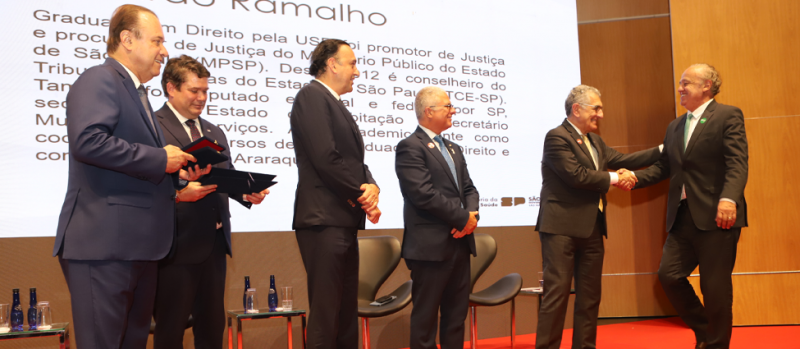 Conselheiro Dimas Ramalho recebe Medalha ‘Walter Leser’ por colaborar na área da saúde paulista